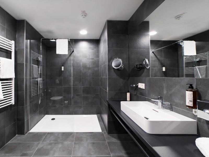 Double Room with Lake View image 3