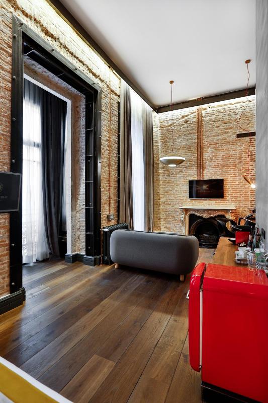 Junior Suite with Balcony image 3