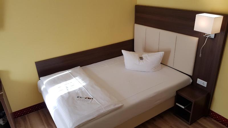 Standard Single Room image 3