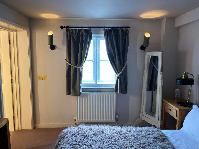 Small Double Room image 4