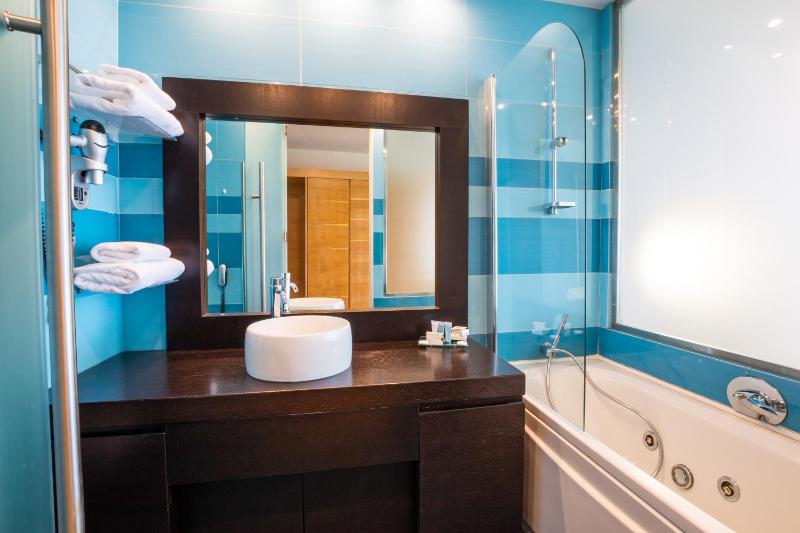 Triple Room with Sea View image 3