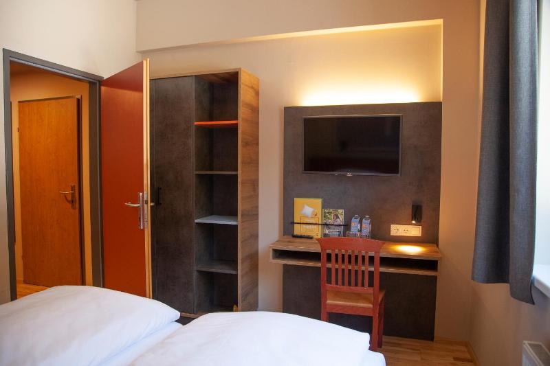 Double Room image 4