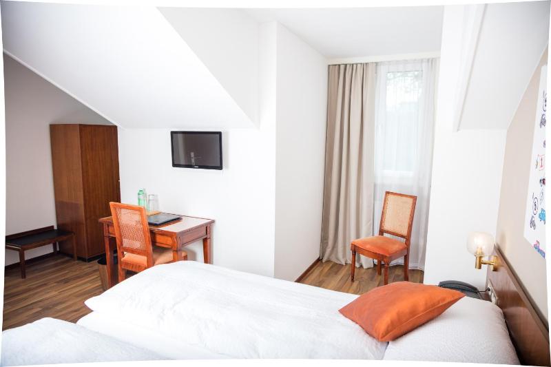 Economy Twin Room image 2