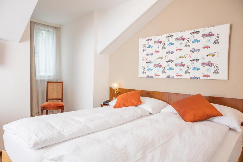 Economy Twin Room image 3