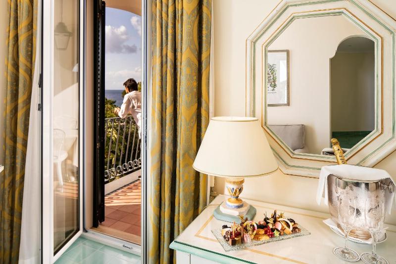 Superior Double or Twin Room with Sea View image 3