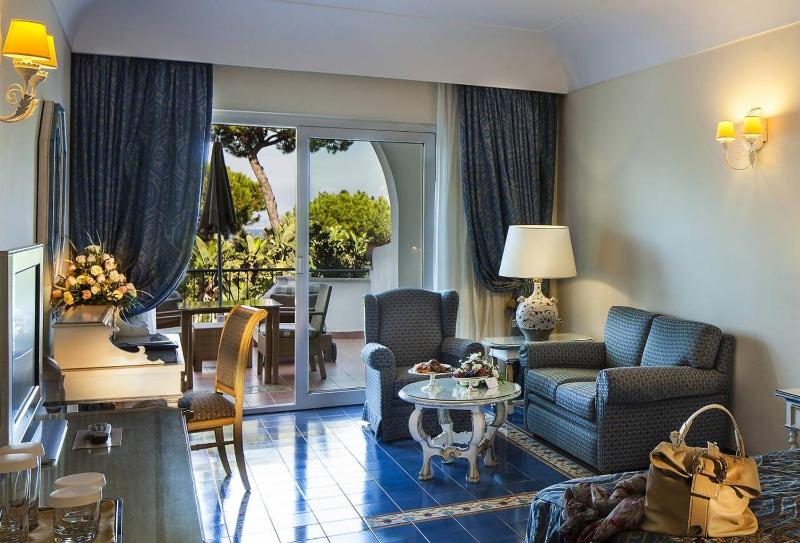 Deluxe Double or Twin Room with Sea View image 4