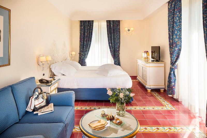 Deluxe Double or Twin Room with Sea View image 3