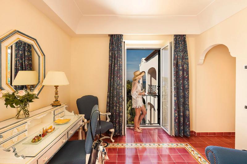 Deluxe Double or Twin Room with Sea View image 2