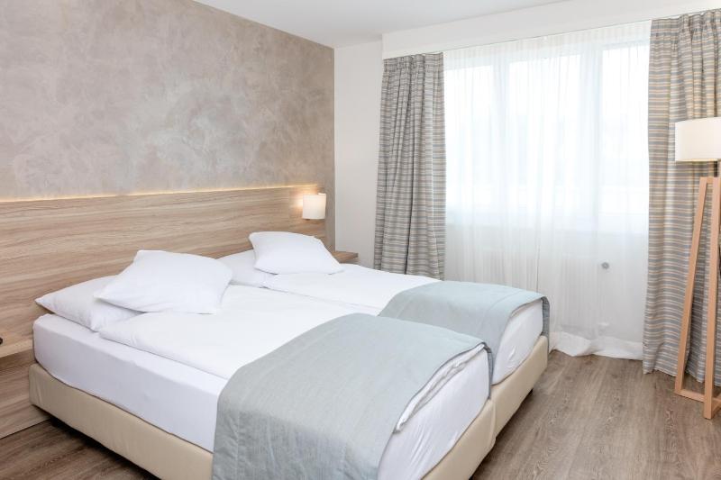 Classic Twin Room image 1
