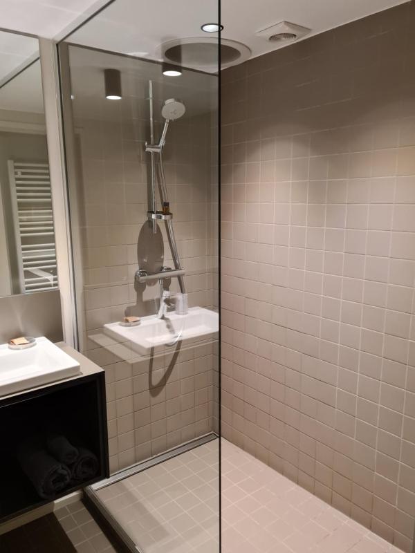 Single Room with Bathroom image 4