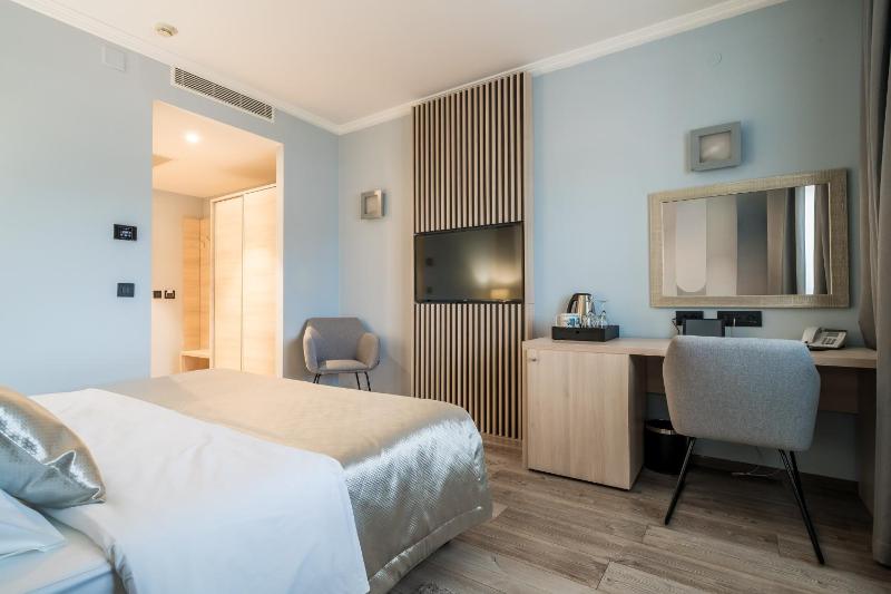 Double Room with Balcony and Sea View image 4