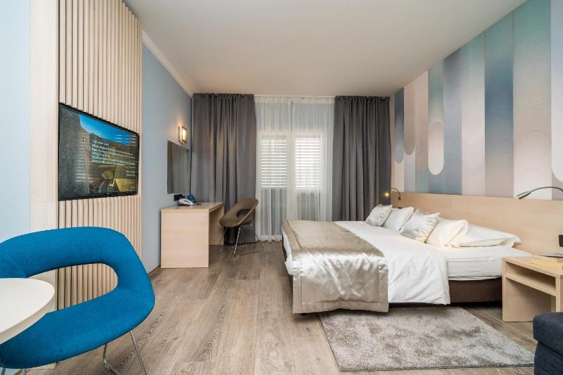 Double Room with Balcony and Sea View image 3