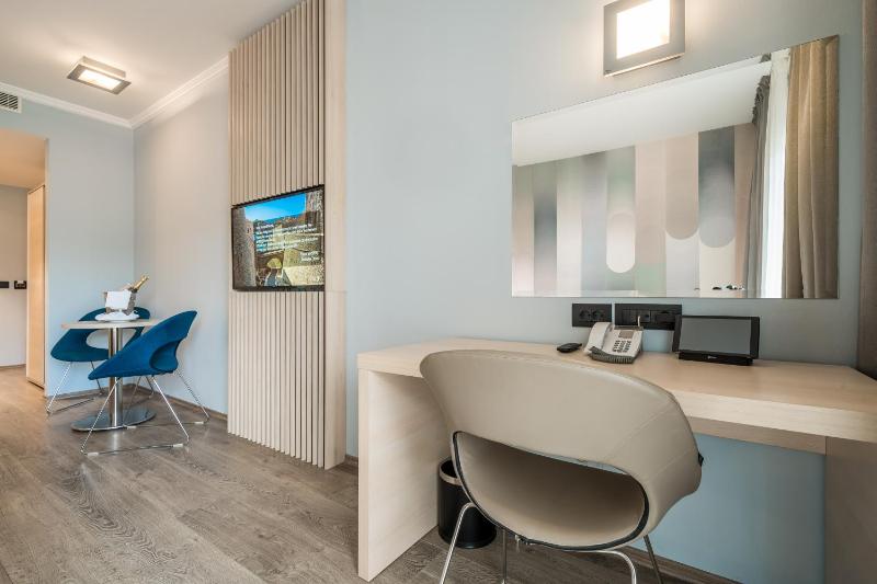 Superior Double Room with Balcony and Sea View image 3