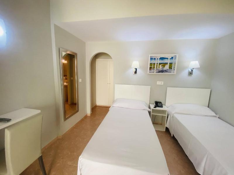 Twin Room - Ground Floor image 3