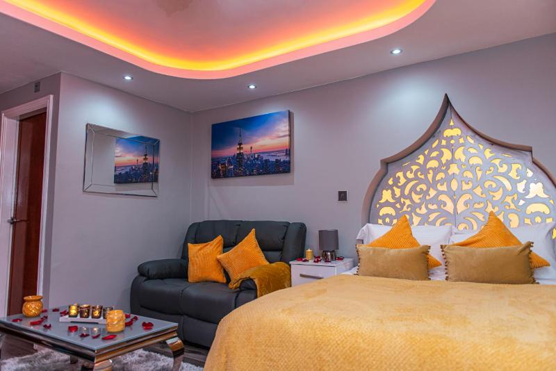 Deluxe Studio Apartment image 3