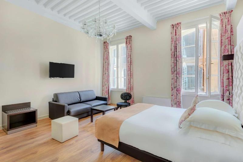 Junior Queen Suite image 1