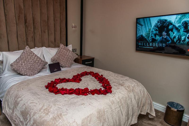 Executive One-Bedroom Apartment image 4