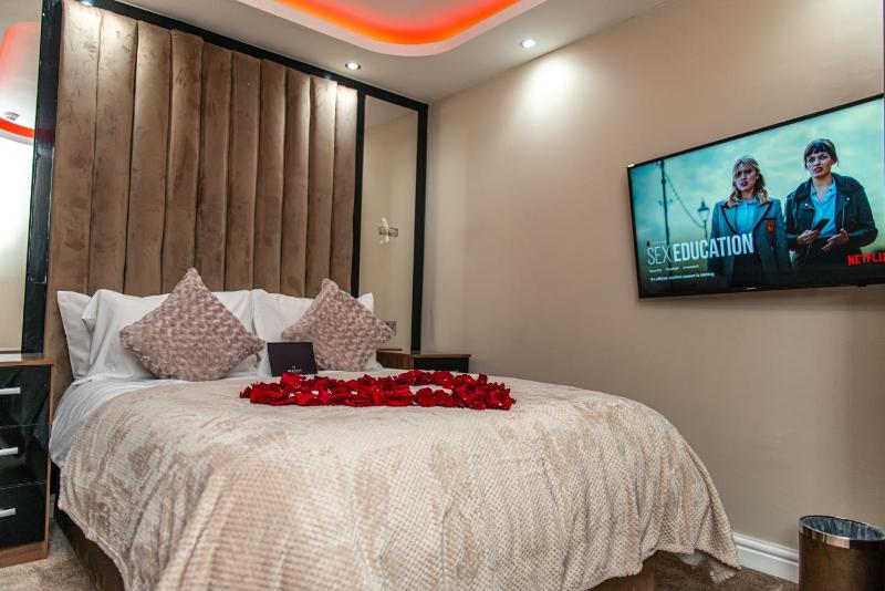 Executive One-Bedroom Apartment image 3
