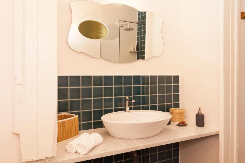 Deluxe Queen Room image 3