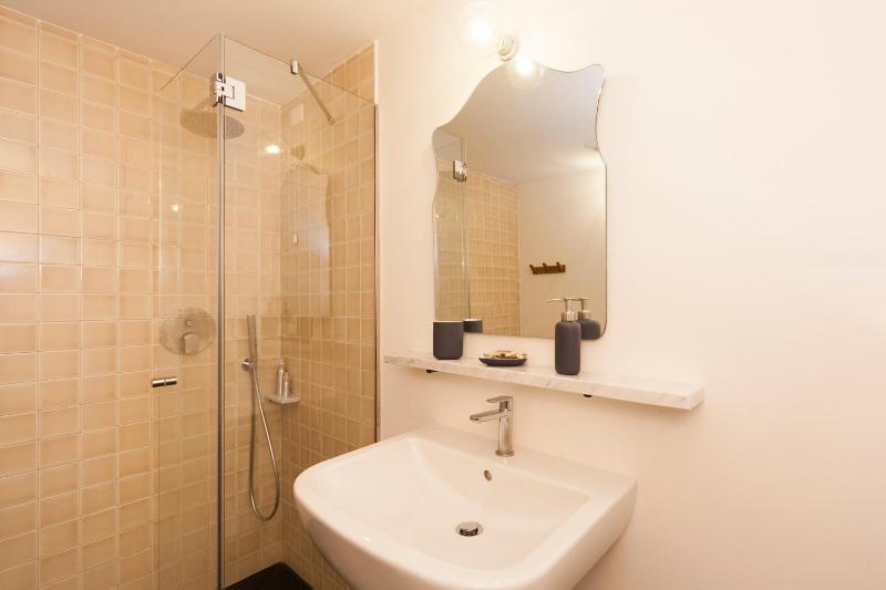 Queen Room - Disability Access image 4