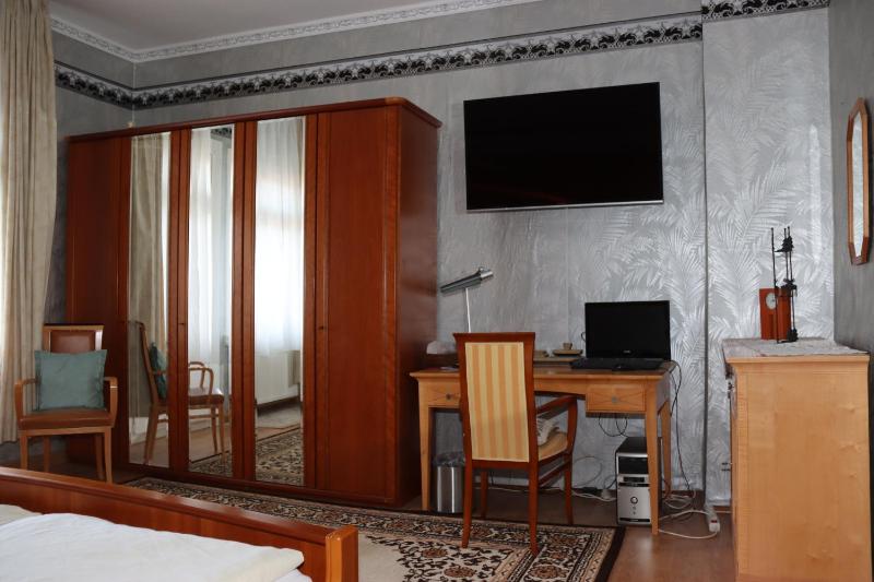 One-Bedroom Apartment image 2