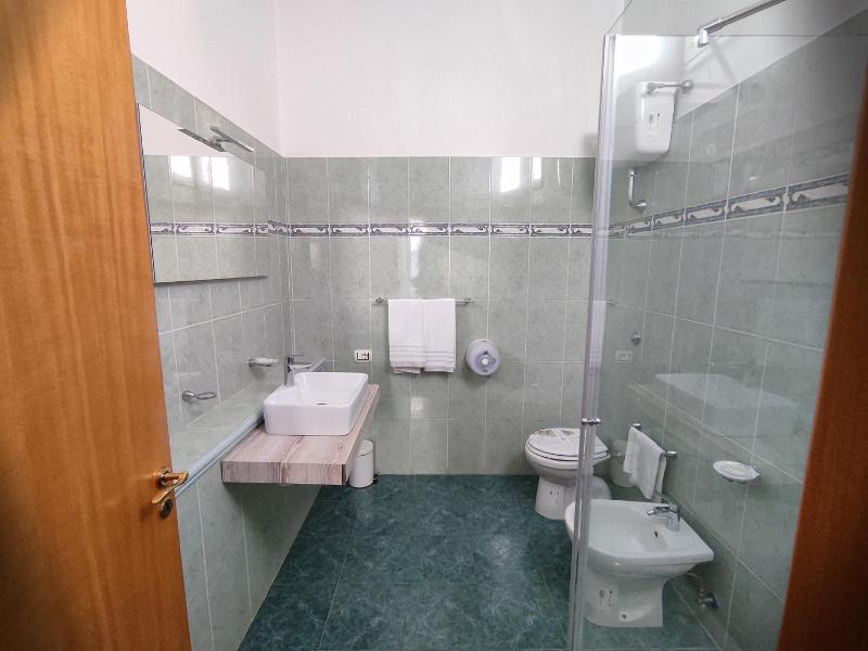 Double Room with Partial Sea View image 3