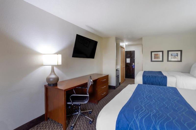 Superior Queen Room with Two Queen Beds - Non-Smoking image 3