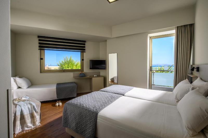 Triple Room with Sea View image 3