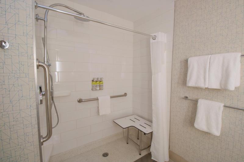 Standard King Room image 4