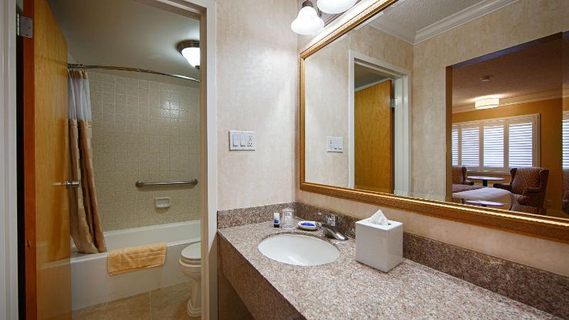 Queen Room - Non-Smoking image 3
