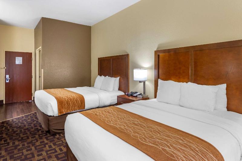 Queen Room with Two Queen Beds image 4