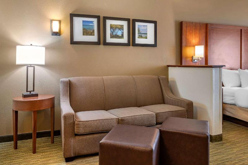 King Suite - Non-Smoking image 3