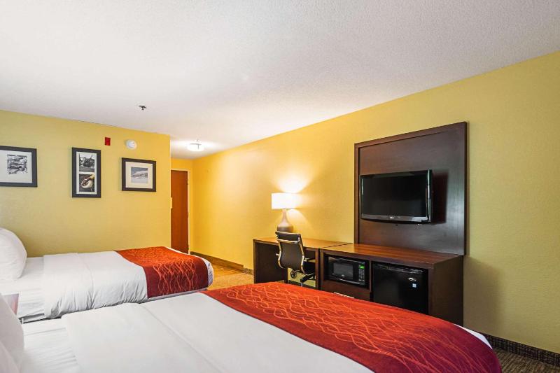 Queen Room with Two Queen Beds - Non-Smoking image 4
