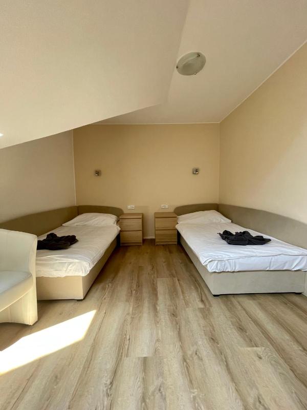 Standard Twin Room image 1