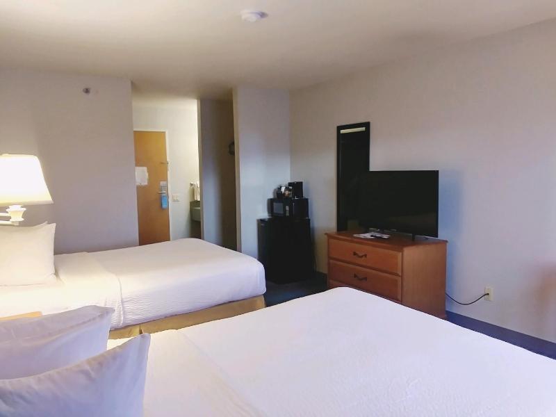 Queen Room with Two Queen Beds - Non-Smoking image 4