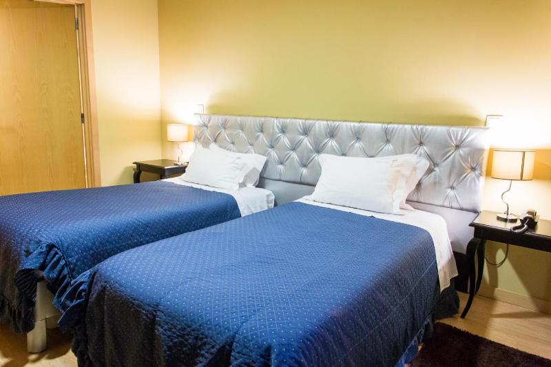 Twin Room image 4