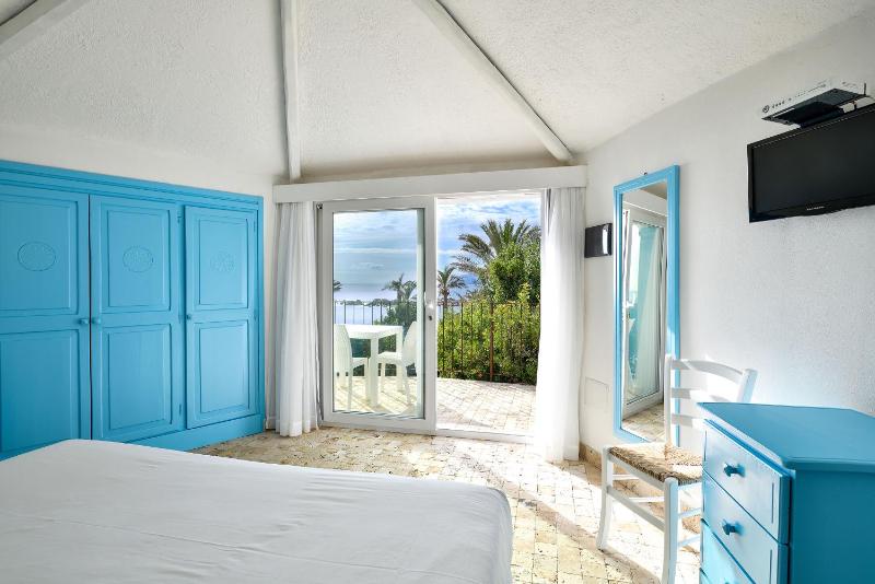 Classic Double Room with Sea View image 4