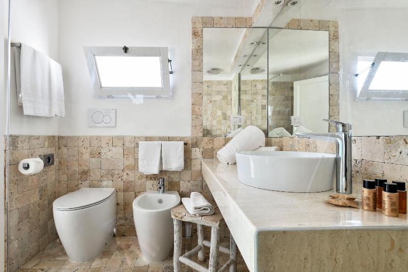 Classic Double Room with Sea View image 3