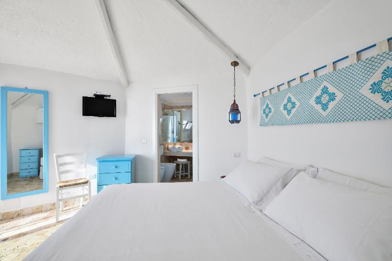 Classic Double Room image 3