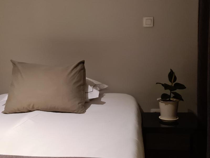 Single Room with Bathroom image 2