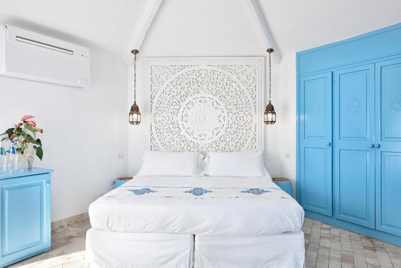 Superior Double Room with Sea View image 3