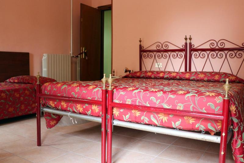 Standard Triple Room image 4
