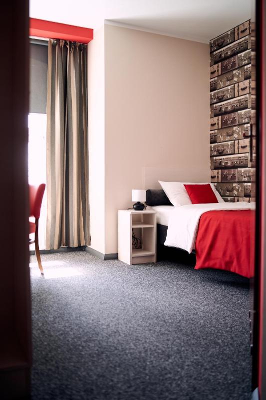 Single Room image 3