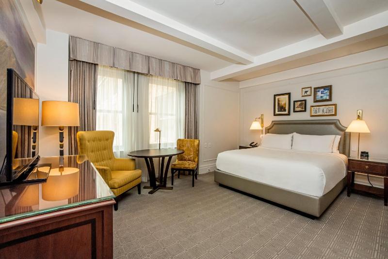 Premium King Room - High Floor image 3