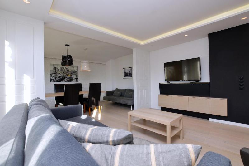 Chic & Stylish Victus Apartment near the Beach in Sopot By Noclegi Renters - image 5