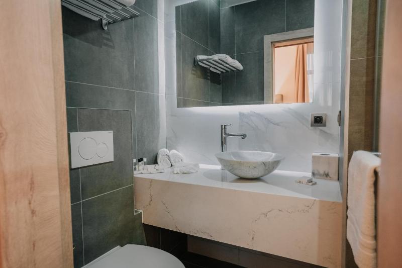 Standard Double Room image 3