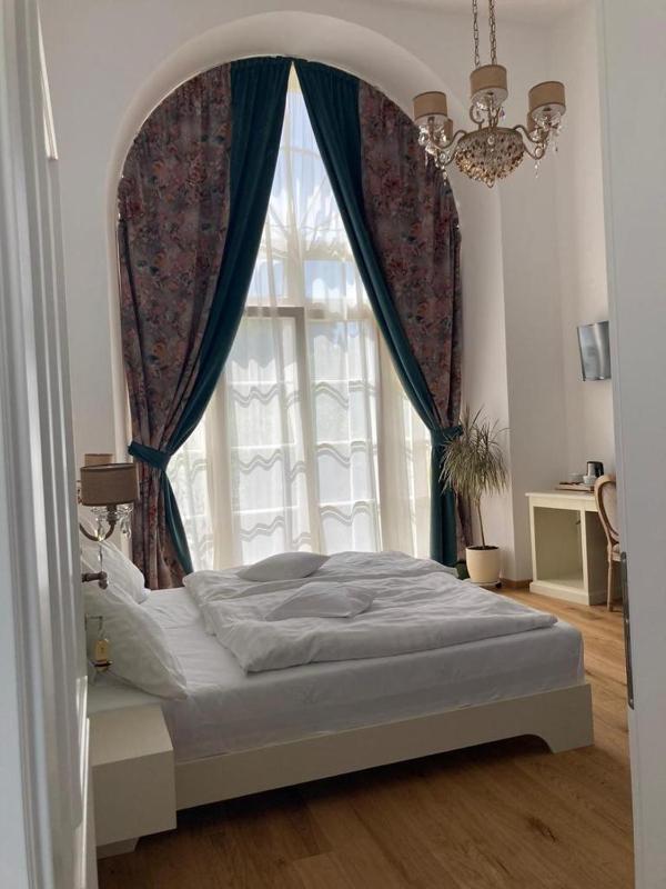 Deluxe Room (2 Adults + 1 Child) image 2