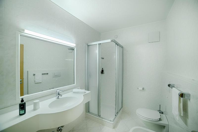 Single Room with Bathroom image 3