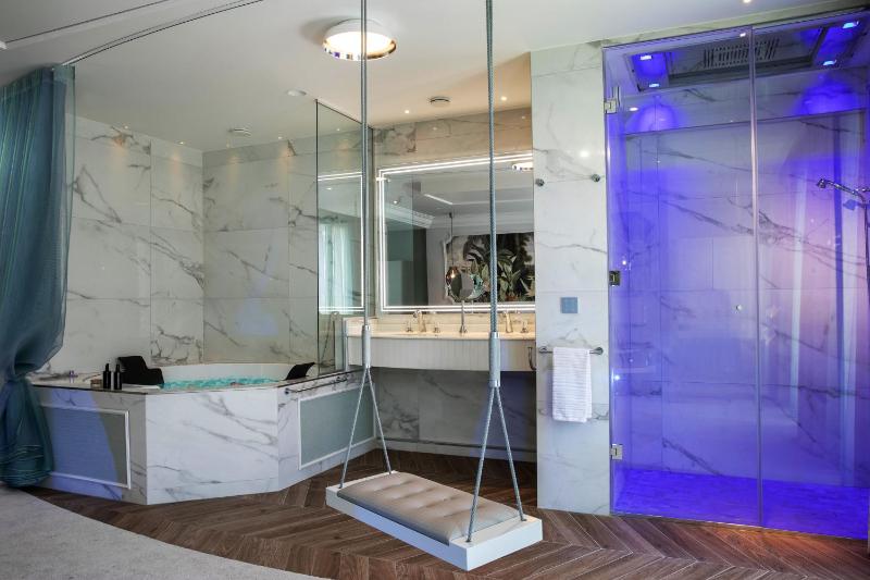 Luxury Room – Extravagant with Jacuzzi and Balcony image 2