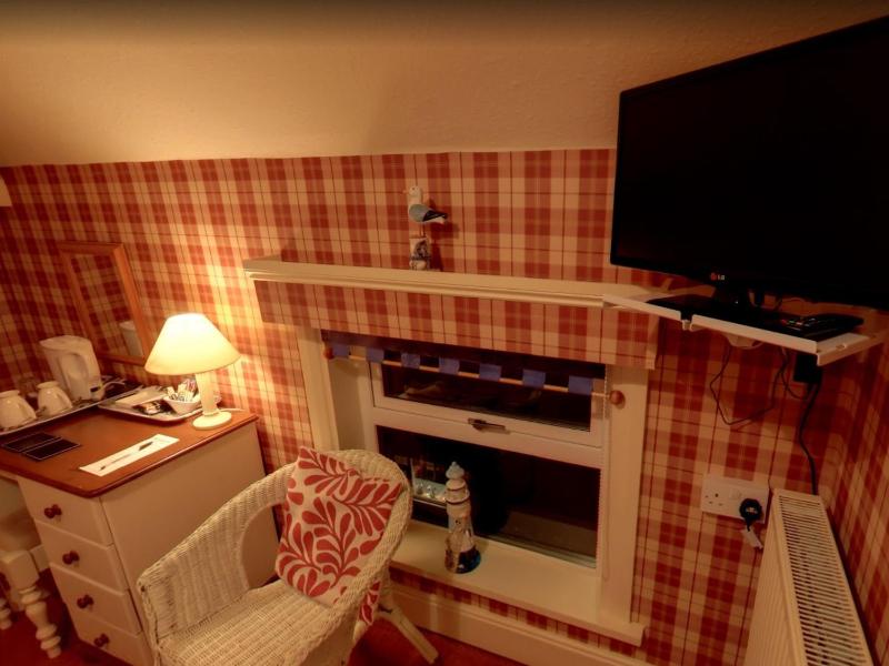 Small Double Room image 3